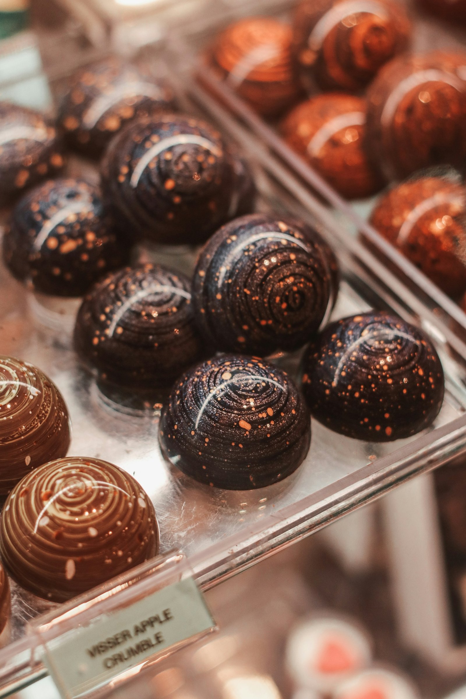 Bombons de chocolate artesanal em diferentes acabamentos